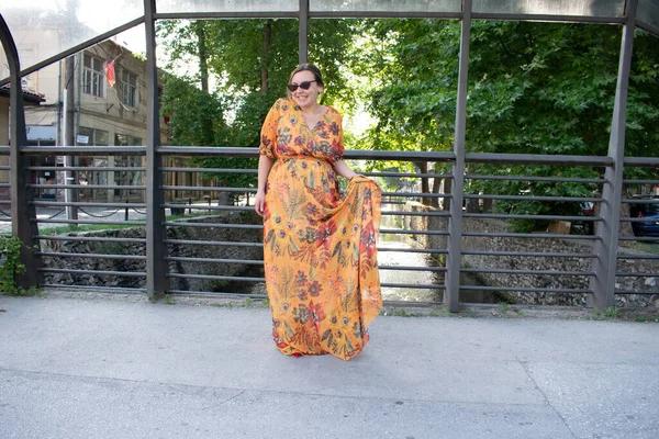 Size Modello Posa Vestito Con Abito Elegante Arancione Una Piazza — Foto Stock