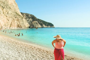Yunanistan 'da Porto Katskiki plajında yürüyen güzel bir kadın