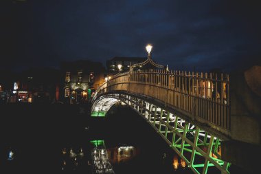 Dublin, İrlanda. Aydınlatılmış Ha Penny Bridg 'in gece manzarası