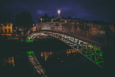 Dublin, İrlanda. Aydınlatılmış Ha Penny Bridg 'in gece manzarası