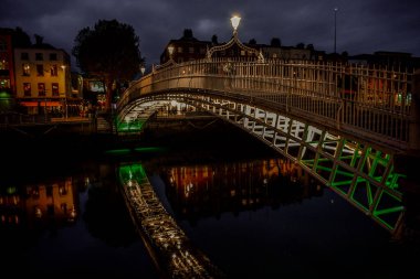 Dublin, İrlanda. Aydınlatılmış Ha Penny Bridg 'in gece manzarası