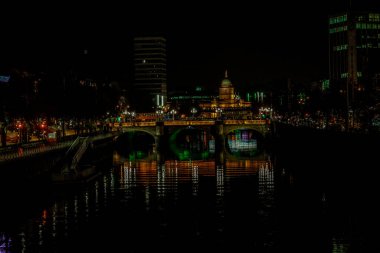 Dublin, İrlanda. Aydınlatılmış Ha Penny Bridg 'in gece manzarası