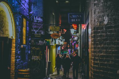 İrlanda 'nın Dublin kentindeki tarihi bölgede yürüyen insanlar