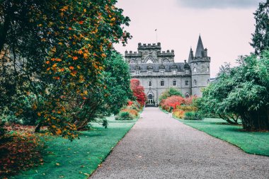 Edinburgh, İskoçya 'da tarihi binalar ve yeşil bir park