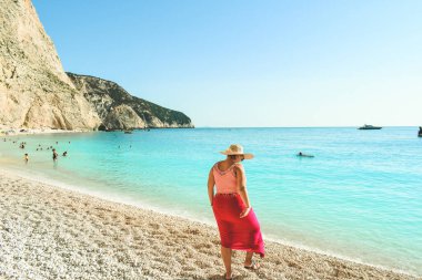 Yunanistan 'da Porto Katskiki plajında yürüyen güzel bir kadın