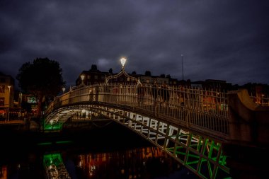 Dublin, İrlanda. Aydınlatılmış Ha Penny Bridg 'in gece manzarası