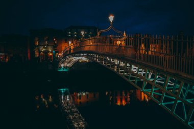 Dublin, İrlanda. Aydınlatılmış Ha Penny Bridg 'in gece manzarası
