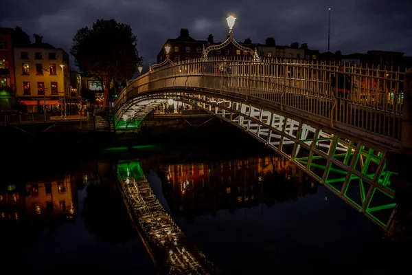 Dublin, İrlanda. Aydınlatılmış Ha Penny Bridg 'in gece manzarası
