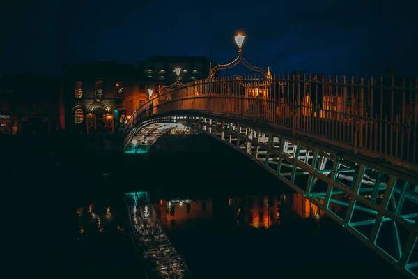 Dublin, İrlanda. Aydınlatılmış Ha Penny Bridg 'in gece manzarası