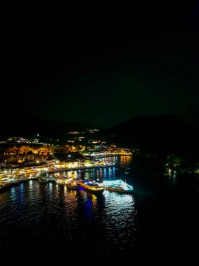Yaz boyunca Yunanistan 'ın Parga kentinin havadan panoramik manzarası. Parga Epirus, Yunanistan ve Avrupa limanı yakınlarındaki gece ve gündüz aydınlatılmış güzel mimari binalar.