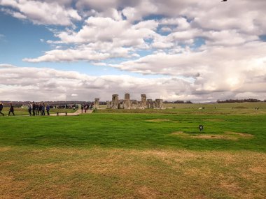 Stonehenge, İngiltere 'nin Wiltshire şehrinde Salisbury yakınlarında tarihi bir anıt. İngiltere 'de