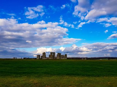Stonehenge, İngiltere 'nin Wiltshire şehrinde Salisbury yakınlarında tarihi bir anıt. İngiltere 'de