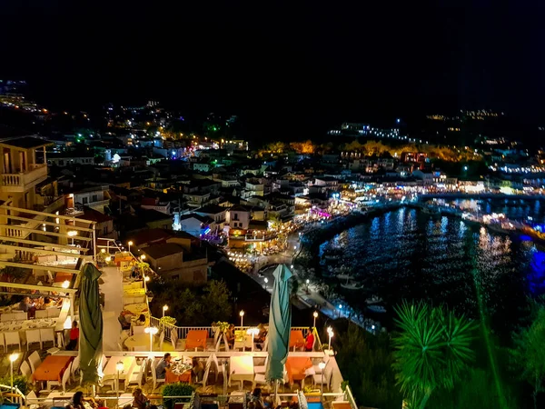 夏の間 ギリシャのパルガ市の空中パノラマの街並み パルガ エピロス ギリシャ ヨーロッパの港近くの夜と夜の交通で照らされた美しい建築色鮮やかな建物 — ストック写真