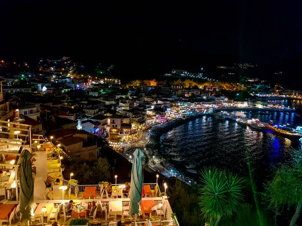 夏の間 ギリシャのパルガ市の空中パノラマの街並み パルガ エピロス ギリシャ ヨーロッパの港近くの夜と夜の交通で照らされた美しい建築色鮮やかな建物 — ストック写真