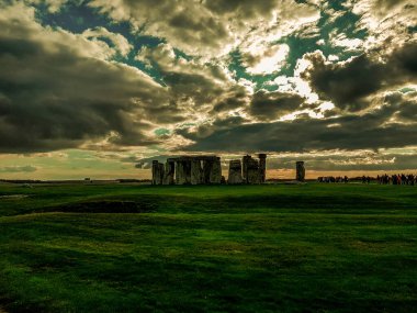 Stonehenge, İngiltere 'nin Wiltshire şehrinde Salisbury yakınlarında tarihi bir anıt. İngiltere 'de