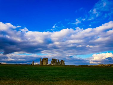 Stonehenge, İngiltere, Wiltshire 'da Salisbury yakınlarında tarihi bir taş anıt. İngiltere 'de