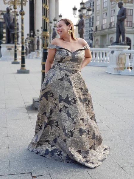 Модель Плюс Розмір Позує Одягнена Золоту Чорну Елегантну Сукню Міській — стокове фото