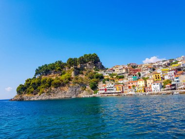 Yunanistan 'ın güzel renkli sahil kenti Parga, Epirus. Yunan yaz tatilleri