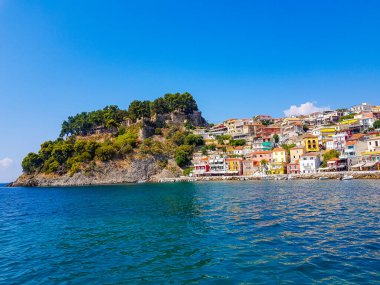 Yunanistan 'ın güzel renkli sahil kenti Parga, Epirus. Yunan yaz tatilleri