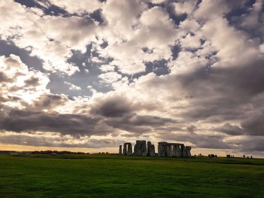 Stonehenge, İngiltere, Wiltshire 'da Salisbury yakınlarında tarihi bir taş anıt. İngiltere 'de