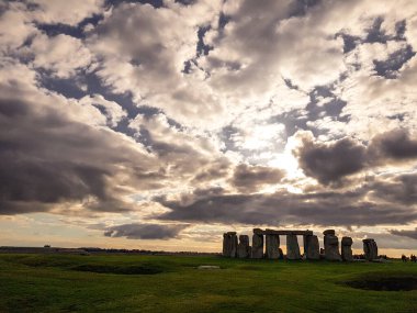 Stonehenge, İngiltere, Wiltshire 'da Salisbury yakınlarında tarihi bir taş anıt. İngiltere 'de