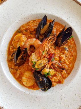 Karides ve deniz mahsullü paella. Kapat.