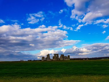 Stonehenge, İngiltere, Wiltshire 'da Salisbury yakınlarında tarihi bir taş anıt. İngiltere 'de