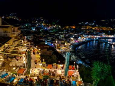 Yaz boyunca Yunanistan 'ın Parga kentinin havadan panoramik manzarası. Parga Epirus, Yunanistan ve Avrupa limanı yakınlarındaki gece ve gündüz aydınlatılmış güzel mimari binalar.