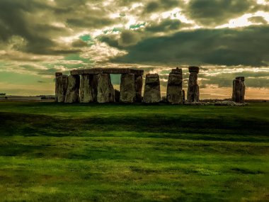 Stonehenge, İngiltere, Wiltshire 'da Salisbury yakınlarında tarihi bir taş anıt. İngiltere 'de