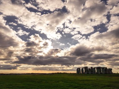 Stonehenge, İngiltere, Wiltshire 'da Salisbury yakınlarında tarihi bir taş anıt. İngiltere 'de