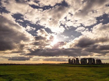Stonehenge, İngiltere, Wiltshire 'da Salisbury yakınlarında tarihi bir taş anıt. İngiltere 'de