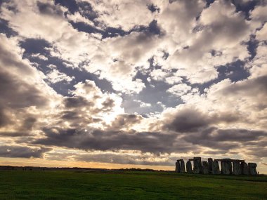 Stonehenge, İngiltere, Wiltshire 'da Salisbury yakınlarında tarihi bir taş anıt. İngiltere 'de