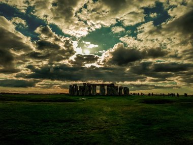 Stonehenge, İngiltere, Wiltshire 'da Salisbury yakınlarında tarihi bir taş anıt. İngiltere 'de