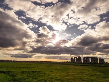 Stonehenge, İngiltere, Wiltshire 'da Salisbury yakınlarında tarihi bir taş anıt. İngiltere 'de
