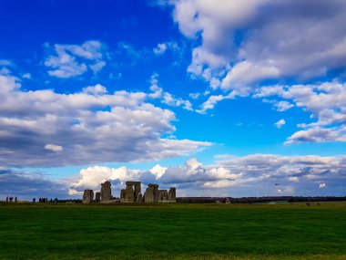 Stonehenge, İngiltere, Wiltshire 'da Salisbury yakınlarında tarihi bir taş anıt. İngiltere 'de