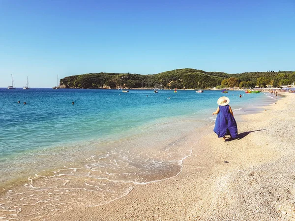 Vista Trasera Joven Con Sombrero Paja Vestido Azul Relajándose Playa — Foto de Stock