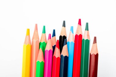 Beyaz bir arkaplanda izole edilmiş bir sürü farklı renkli kalem kalemi var.