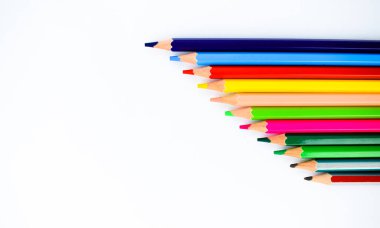 Beyaz arka planda küçük boyalardan büyük boya kalemlerine kadar bir sürü farklı renk var.