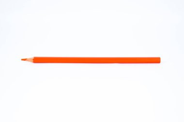 Beyaz arka planda izole edilmiş sivri uçlu turuncu ahşap kalem kalemi.