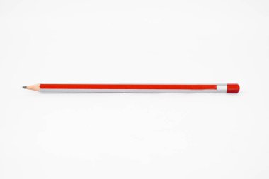 Beyaz arka planda izole edilmiş kırmızı ve gümüş çizgili bir tahta kalem.