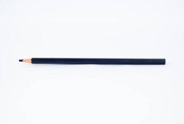 Açık beyaz arka planda izole edilmiş koyu lacivert, keskin tahta kalem.