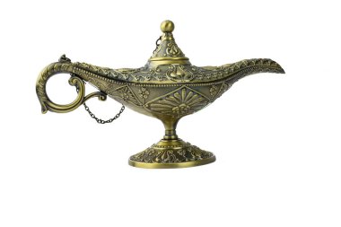 İzole edilmiş beyaz arka planda paslı altın renkli antika bir gaz lambası.