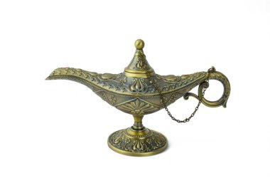 İzole edilmiş beyaz arka planda paslı antika altın rengi bir gaz lambası.