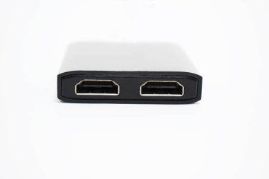 Siyah bir HDMI kablosunun yan görüntüsü, kabloyu birbirine bağlamak için benzer iki porta sahiptir, ve beyaz bir arkaplan üzerine yerleştirilir