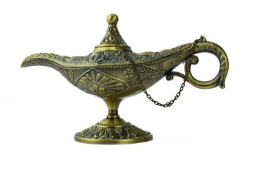 Beyaz izole edilmiş arka planda altın renkli, antika bir gaz lambasının yan görüntüsü