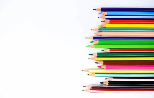 Une Rangée Crayons Couleur Différente Face Fond Blanc — Photo