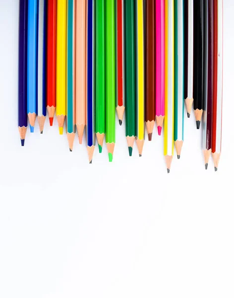 下向きに白い背景に異なる色の鉛筆とクレヨンのライン — ストック写真