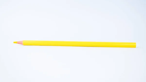 Einzelne Gelbe Buntstifte Auf Weißem Isoliertem Hintergrund — Stockfoto