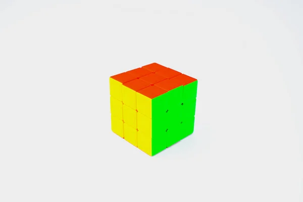 Kırmızı Yeşil Sarı Renkleri Gösteren Beyaz Arkaplanda Izole Edilmiş Rubik — Stok fotoğraf