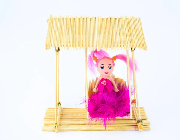 Una Bambola Rosa Seduta Altalena Legno Fatta Stuzzicadenti Con Uno — Foto Stock